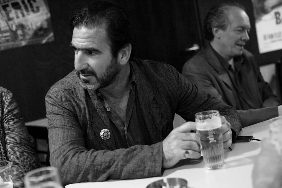 Oggi Cantona  diventato un artista: apprezzato regista e attore di teatro come di cinema. Ma non rinuncia mai a un buon boccale di birra. LaPresse